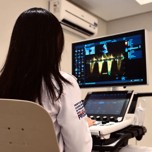 Dra. Alinne Barbosa realizando ecocardiograma com Doppler na tela