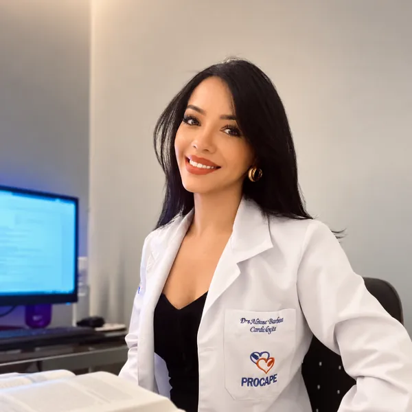 Dra. Alinne Barbosa de jaleco do PROCAPE no consultório