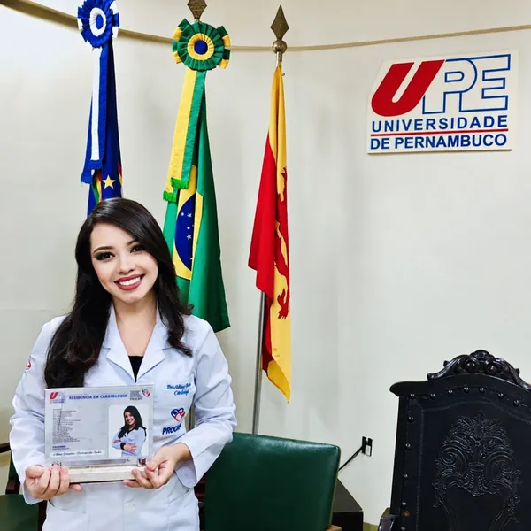 Dra. Alinne Barbosa com a placa da Residência em Cardiologia na UPE